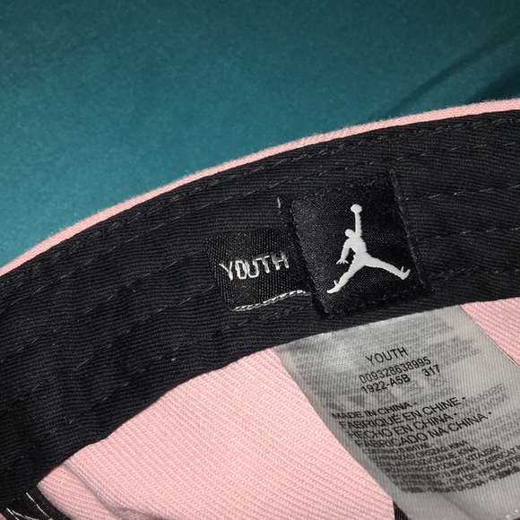 It a nice hat never been worn! - Picture 3 of 4